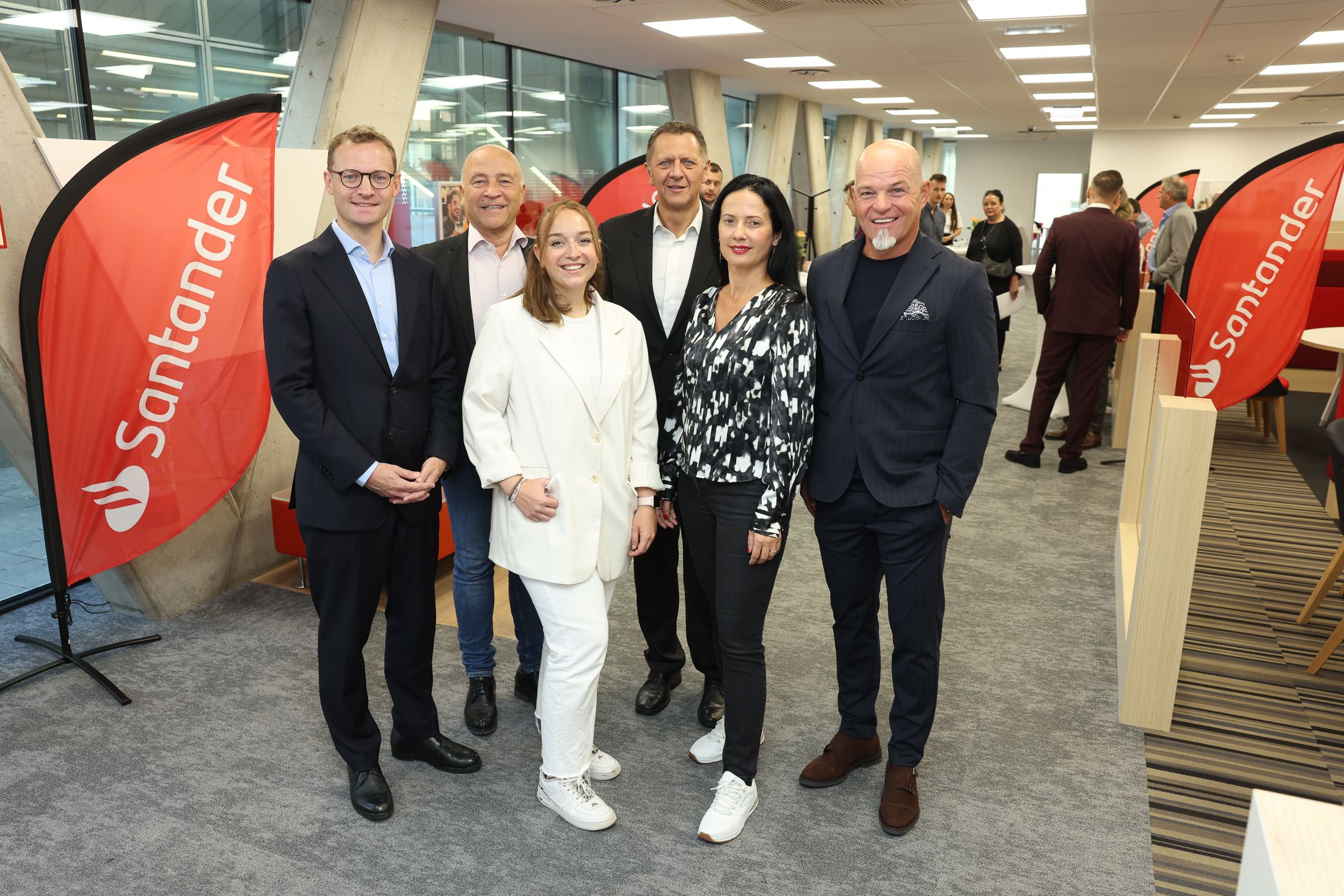 Von links: Bernhard Egger (WKÖ stv. Geschäftsführer Bundessparte Bank & Versicherung) / Robert Hofer (Unternehmenssprecher Santander) / Alina Klein (WKÖ-Bezirksmanagerin Simmering) / Thomas Steinhart (Bezirksvorsteher Simmering) / Ramona Miletic (stv. Bezirksvorsteherin Simmering) / Michael Schwaiger (CCO Santander)