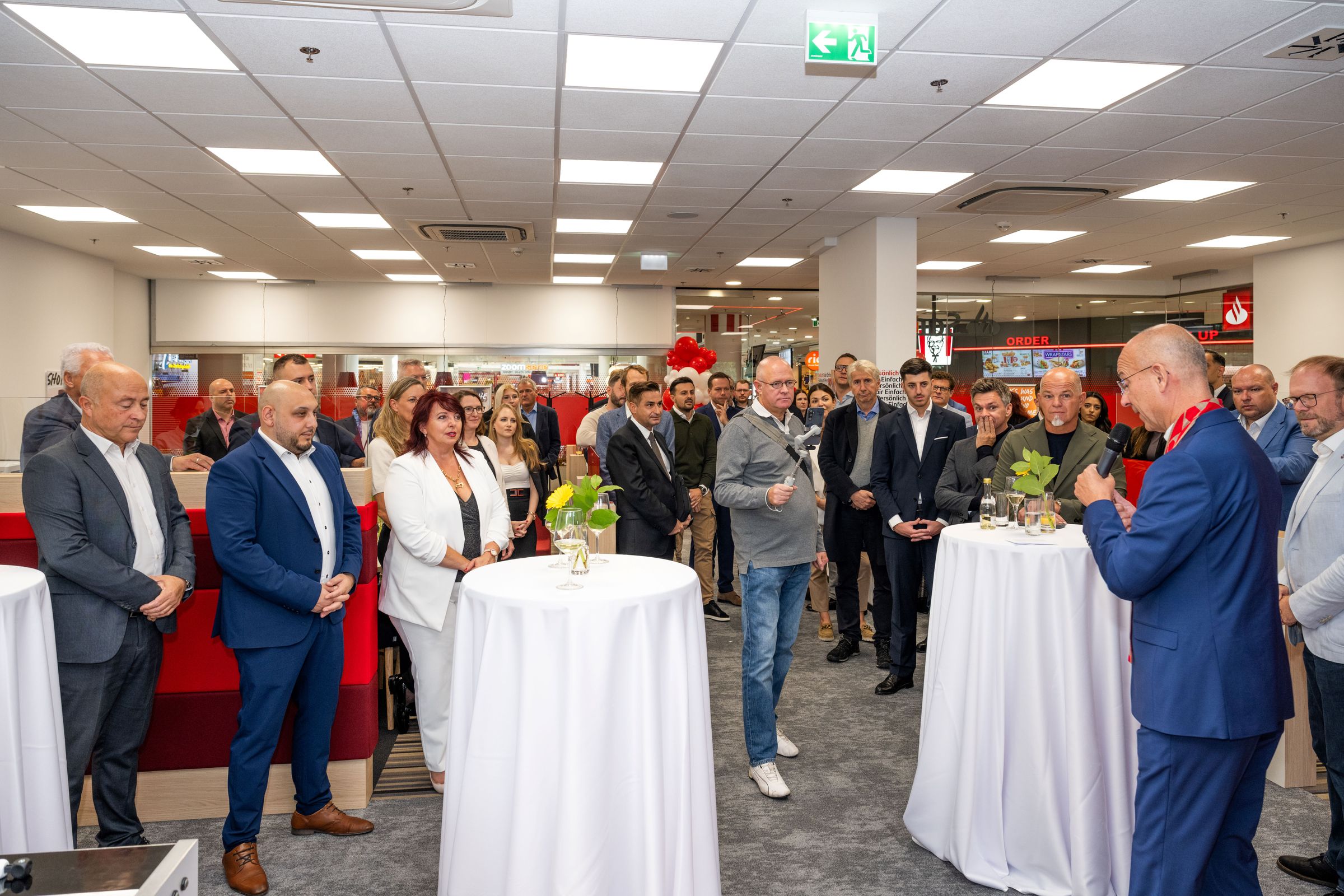 Dompfarrer Toni Pfarrer segnet vor den Gästen die neue Filiale in der Lugner City.