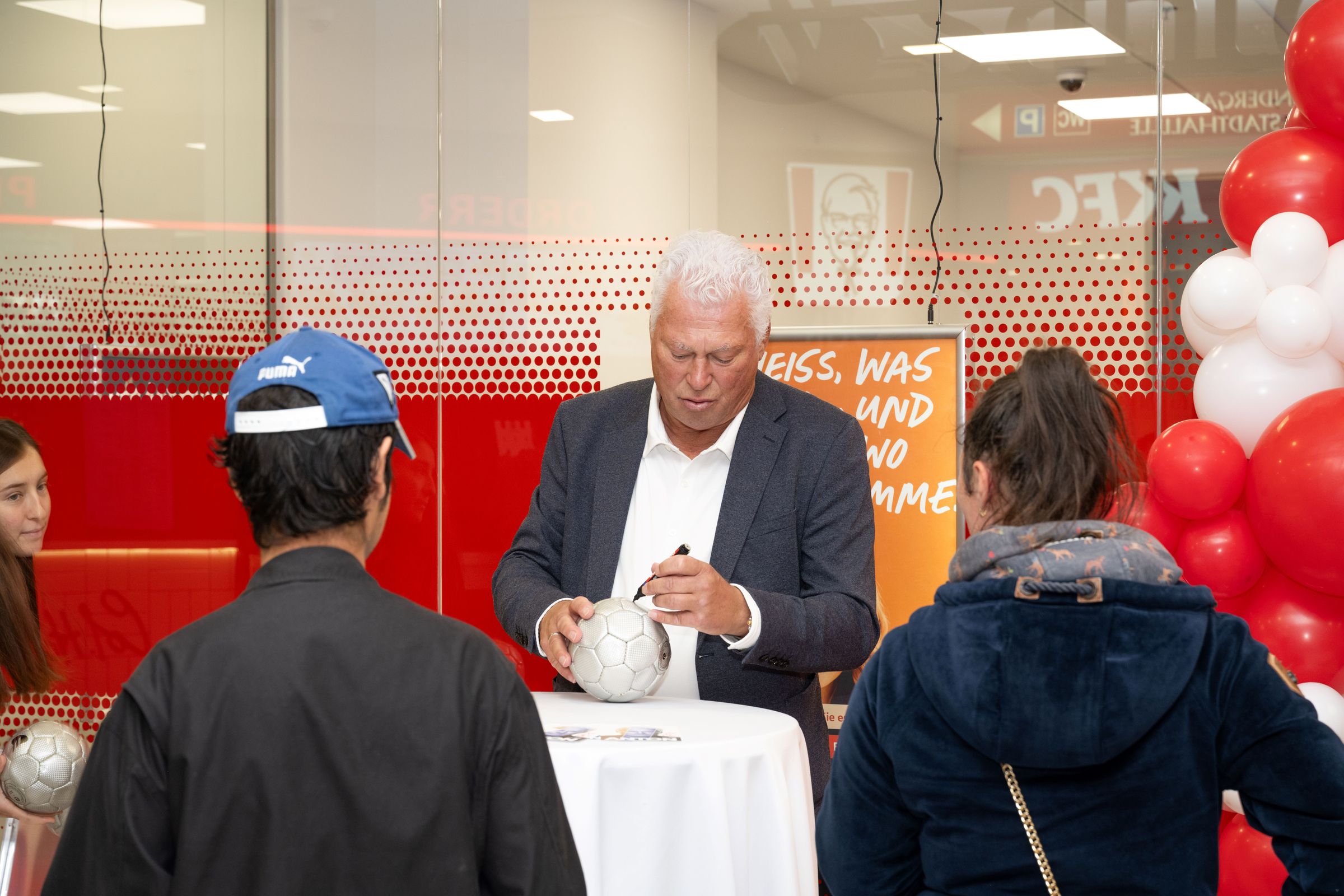 Santander-Markenbotschafter Toni Polster gibt Autogramme in der neuen Filiale in der Lugner City.