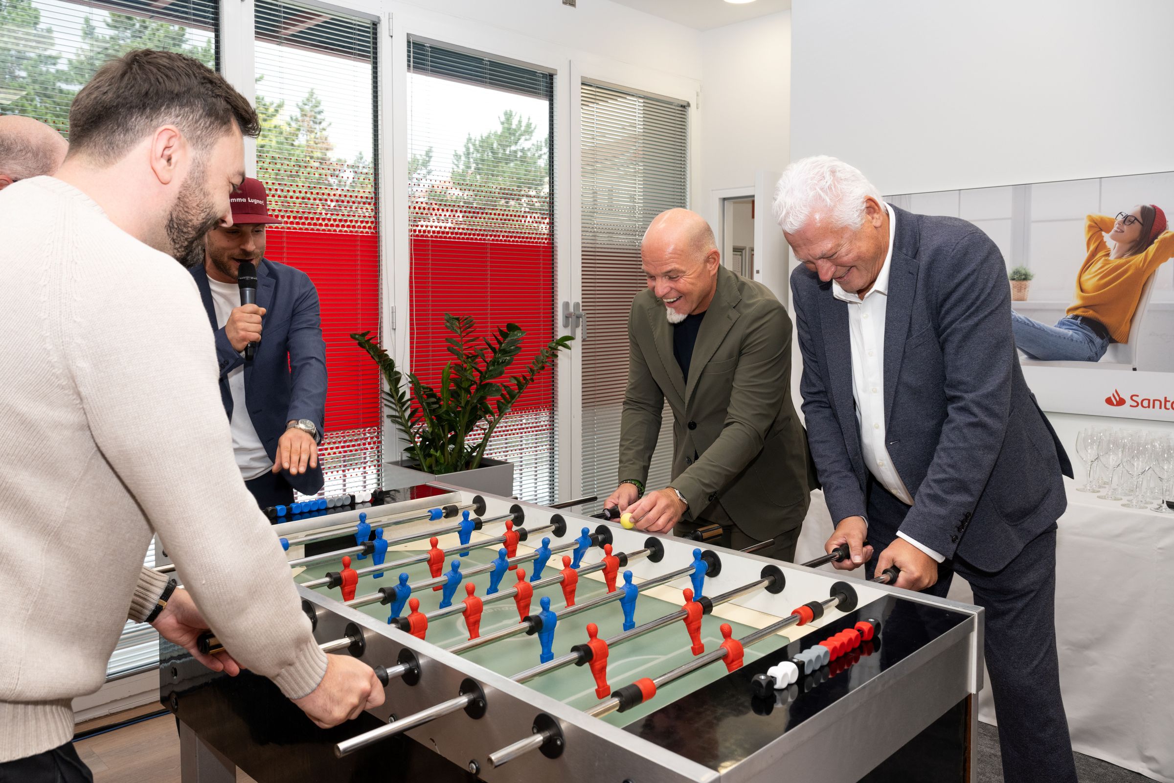 Santander-CCO Michael Schwaiger und Santander-Markenbotschafter Toni Polster beim "Wuzzeln" am Tischfußballtisch. 