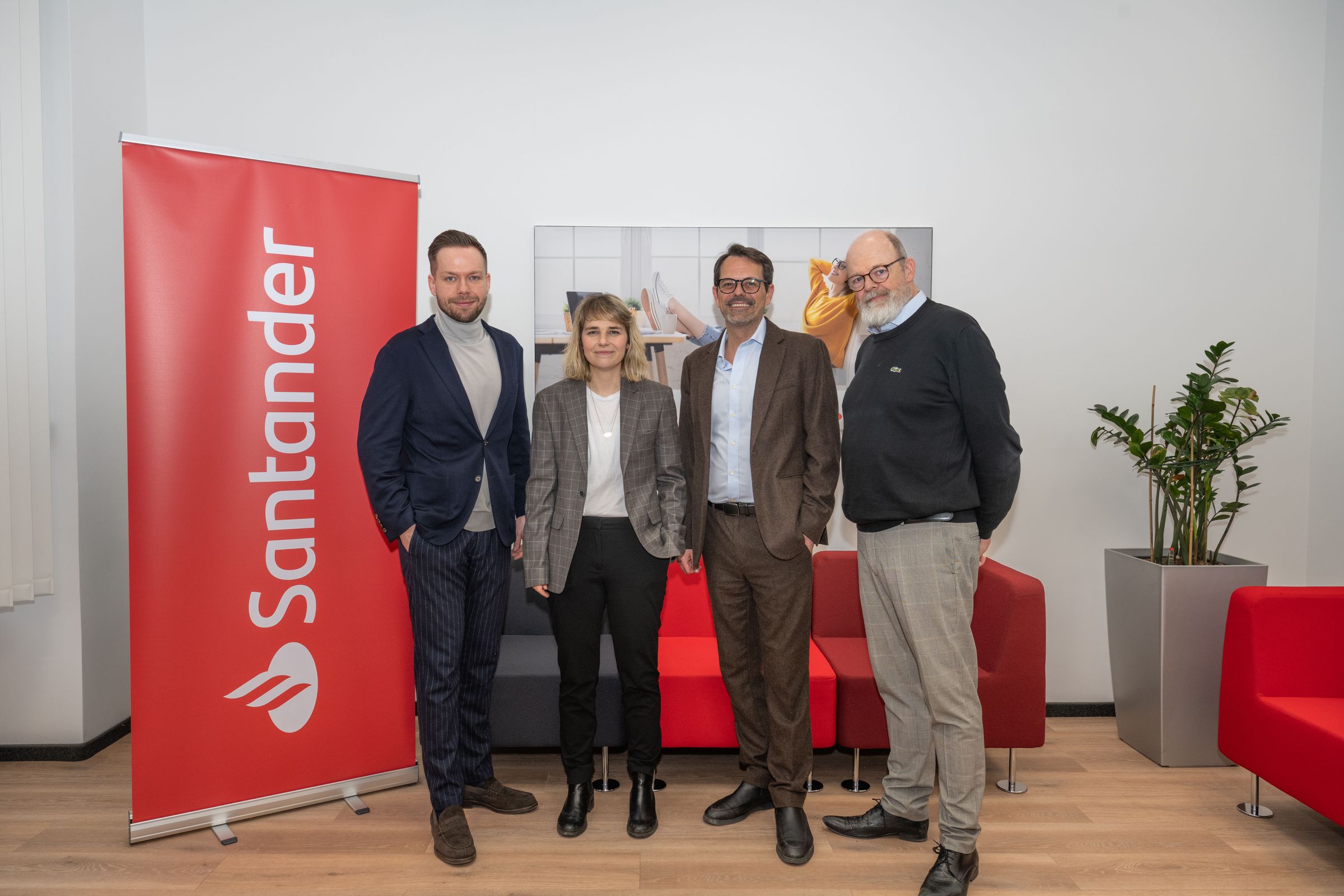 Von links nach rechts zu sehen: Raphael Moudry, Vertriebsleiter Filialen Santander / Stefanie Lamp, Bezirksvorsteherin Wien-Ottakring / Florian Saurwein, Stellvertretender Bezirksvorsteher Wien-Ottakring / Olaf Peter Poenisch, CEO Santander