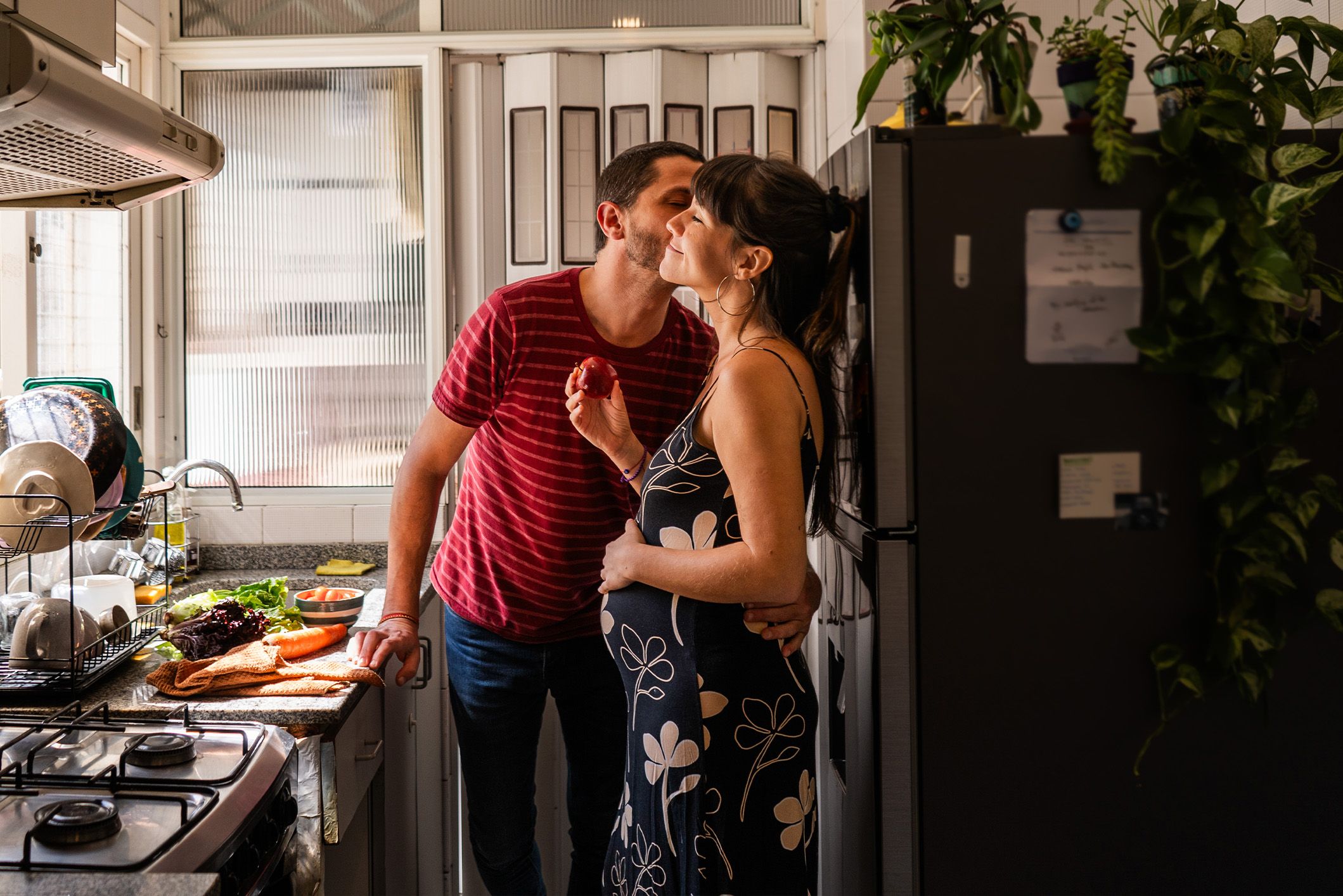 Ein Ehemann und seine schwangere Frau kochen gemeinsam.