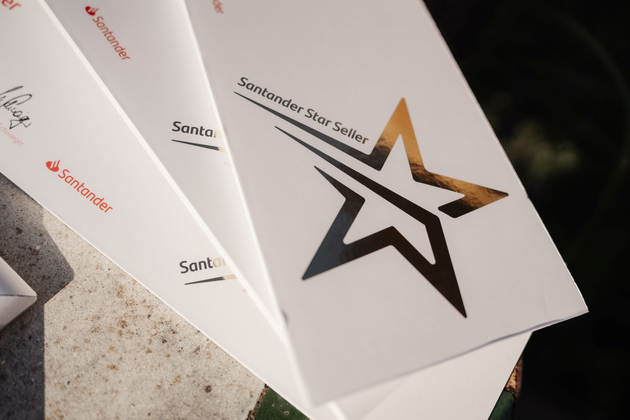 Die Gewinner erhalten einen Platz in der Santander Meisterklasse, dem exklusiven Weiterbildungsprogramm der Bank für ihre Händlerpartner.
