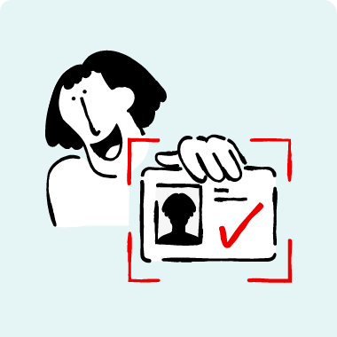 Frau mit Ausweis in der Hand