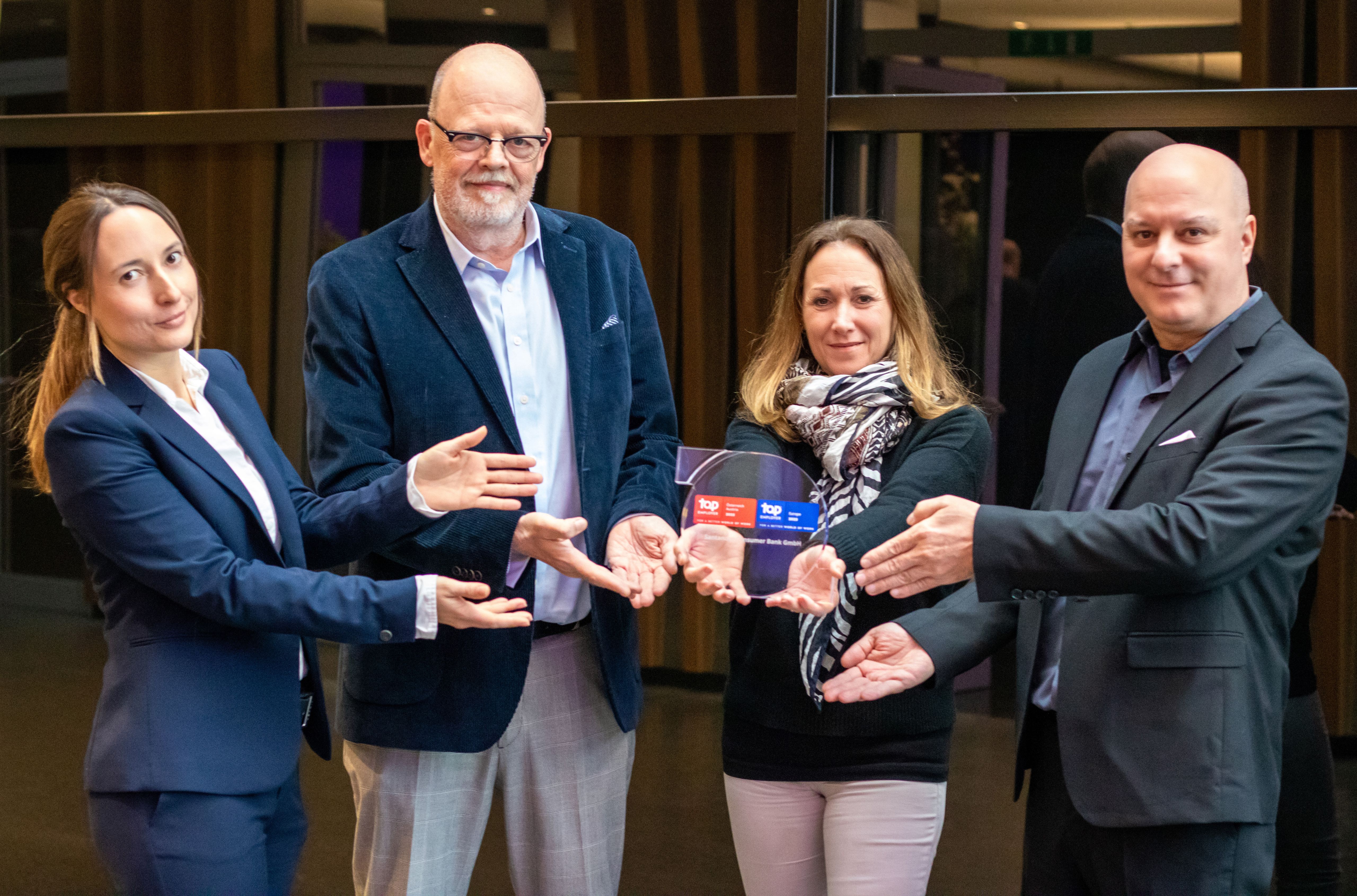 Santander CEO Olaf Peter Poenisch und das Santander HR Team halten den Top Employer 2025 Award.
