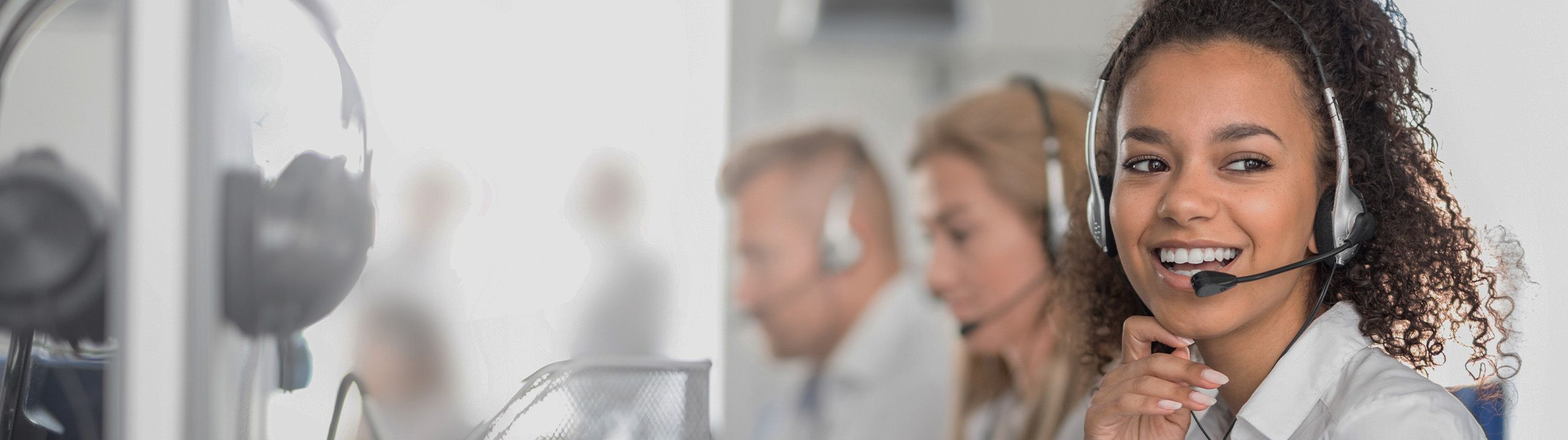 Junge Frau telefoniert mit Kunden.