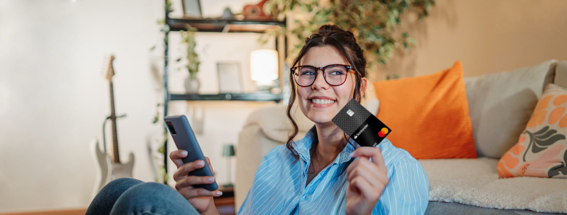 Frau kauft glücklich mit ihrer Santander Card ein.