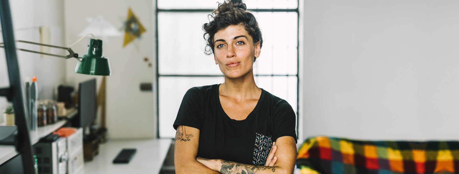 Selbstbewusste Frau steht in ihrem Atelier.